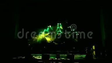 黄绿相间的舞台灯光.. 场景，舞台灯光带聚光灯和烟雾..